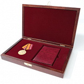 Деревянный футляр (244х156х38 мм) под медаль РФ d-32 мм и удостоверение (81х112х8 мм)