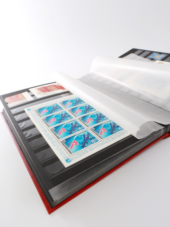 Альбом для марок (кляссер LOTOS). 16 листов (32 страницы) из чёрного картона с промежуточными листами из пергамина. Красный. Lindner, 5702