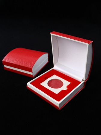 Футляр красного цвета из кожзаменителя (90х90х43 мм) для монеты в холдере. Ложемент красный