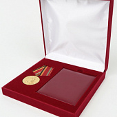 Футляр (160х160х33 мм) под медаль РФ d-37 мм и удостоверение (81х112х10 мм)