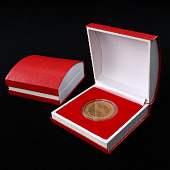 Футляр красного цвета из кожзаменителя (90х90х43 мм) для одной монеты в капсуле (диаметр 46 мм). Ложемент красный