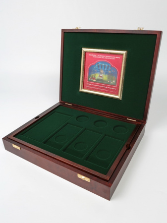 Футляр деревянный Vintage (329х271х61 мм) для банкноты в чехле, 3 монет 25 рублей в капсулах, 3 монет 25 рублей в блистере, 3 золотых и 14 серебряных монет «Футбол 2018» в капсулах. 2 уровня