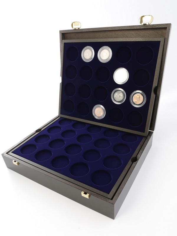 Деревянный бокс Carus (322х268х64 мм). 4 поддона. Для 80 капсул (диаметр 44 мм), тёмно-синий  Деревянный бокс Carus (322х268х64 мм). 4 поддона. Для 80 капсул (диаметр 44 мм), тёмно-синий