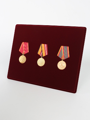 Планшет S (234х296х12 мм) на 3 медали РФ d-32 мм с пятиугольной колодкой Планшет S (234х296х12 мм) на 3 медали РФ d-32 мм с пятиугольной колодкой