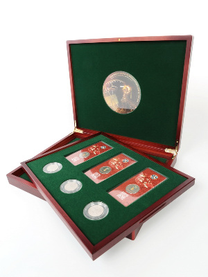 Футляр деревянный Volterra Duo (344х267х50 мм) для 3 монет 25 рублей в капсулах, 3 монет 25 рублей в блистере, 3 золотых и 14 серебряных монет «Футбол 2018» в капсулах. 2 уровня Футляр деревянный Volterra Duo (344х267х50 мм) для 3 монет 25 рублей в капсулах, 3 монет 25 рублей в блистере, 3 золотых и 14 серебряных монет «Футбол 2018» в капсулах. 2 уровня