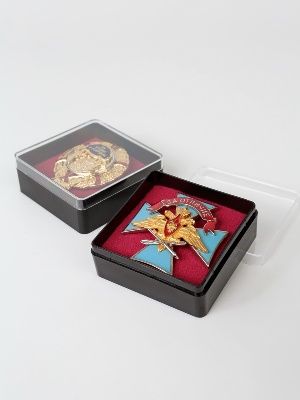 Пластиковый футляр (58х58х22 мм). Чёрное основание, прозрачная крышка Пластиковый футляр (58х58х22 мм). Чёрное основание, прозрачная крышка