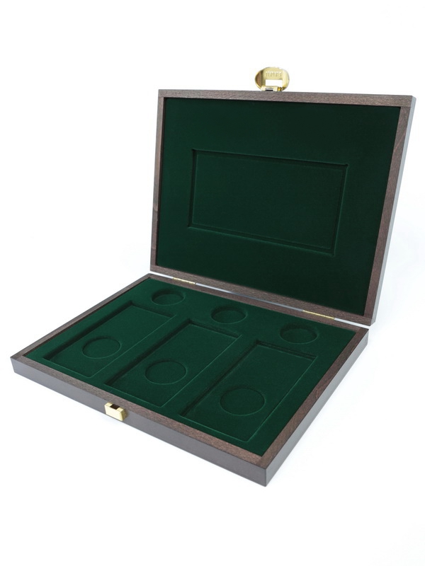 Деревянный футляр Carus XM (248х196х32 мм) для 3 монет 25 рублей в капсулах Leuchtturm, 3 монет 25 рублей в блистере и банкноты «Футбол 2018» в чехле, зелёный