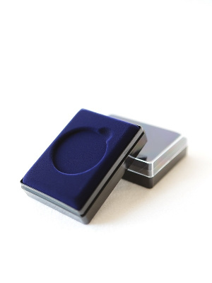 Футляр пластиковый (58х78х22 мм) для одной монеты, медали (диаметр 40 мм, глубина 3 мм). Черное основание Футляр пластиковый (58х78х22 мм) для одной монеты, медали (диаметр 40 мм, глубина 3 мм). Черное основание