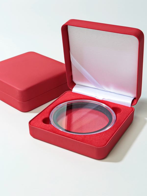 Футляр из искусственной кожи (92х92х36 мм) для 1 монеты в капсуле (диаметр 74 мм), логотип Банк России, красный/персонализация