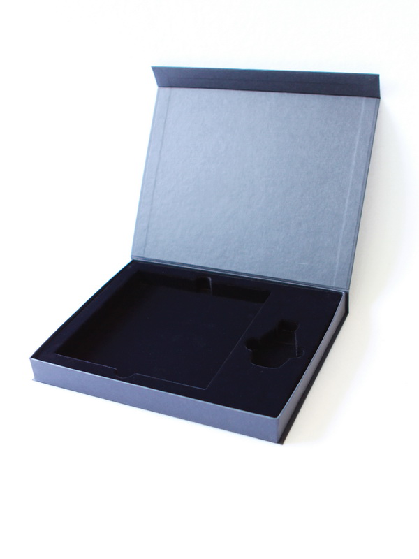 Флокированный ложемент для подарочного набора Mercedes (буклет и ключ-флешка)