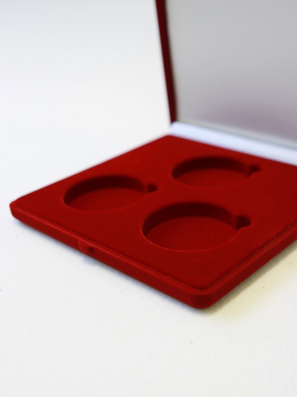  Футляр (165х165х27 мм) на 3 монеты в капсулах (диаметр 55 мм), светло-бордовый