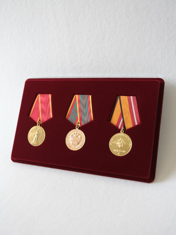 Планшет M (146х236х12 мм) на 3 медали РФ d-32 мм с пятиугольной колодкой, тёмно-бордовый