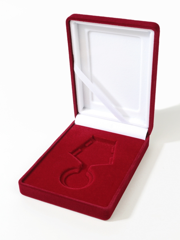  Футляр (90х124х32 мм) под медаль РФ d-32 мм с пятиугольной колодкой и удостоверение (75х105х7 мм), светло-бордовый