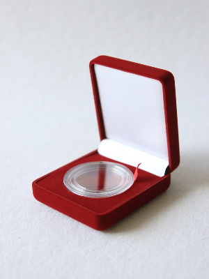 Футляр (61х69х25 мм) для одной монеты в капсуле (диаметр 44 мм) Футляр (61х69х25 мм) для одной монеты в капсуле (диаметр 44 мм)