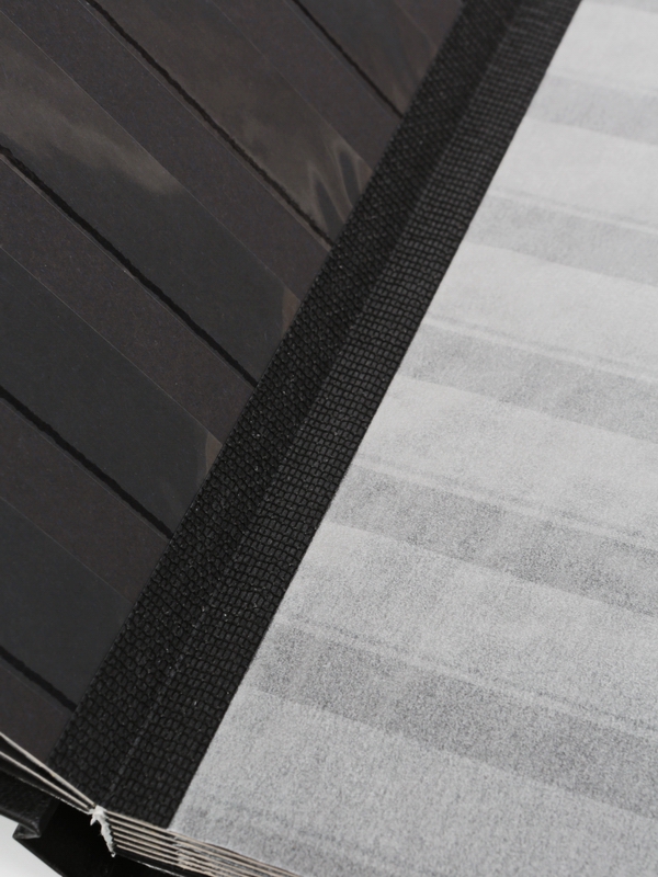 Альбом для марок (кляссер CLASSIC). А5. 8 листов (16 страниц) из чёрного картона с промежуточными листами из пергамина. Чёрный. Prinz, 2004