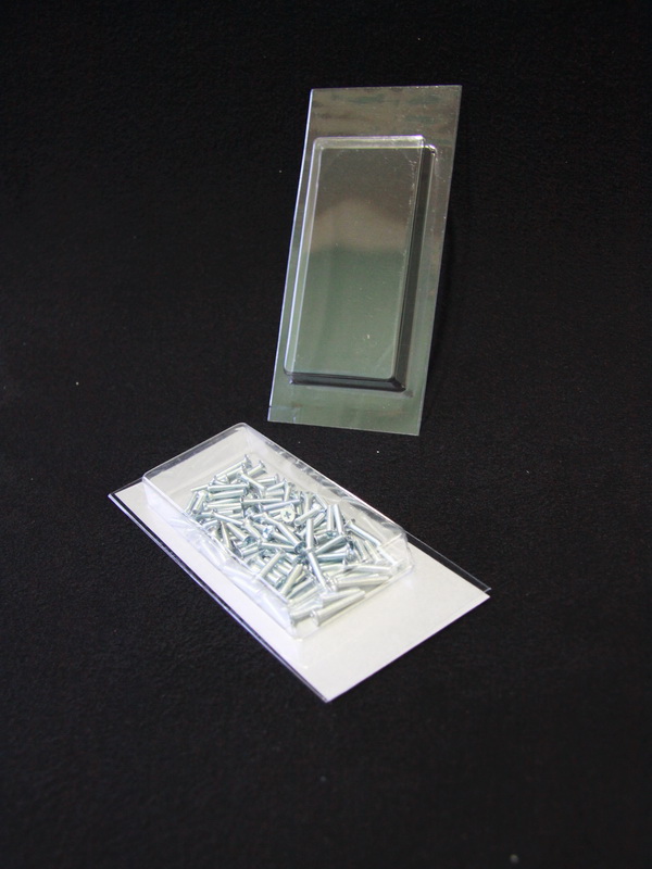 Блистер с загибом краев для изделия 50х105х15 мм