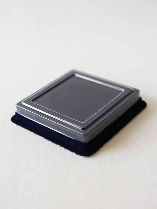  Сувенирная упаковка (106х106х20 мм) под монету, медаль (диаметр 55 мм, глубина 4 мм), тёмно-синий