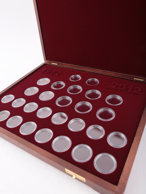 Футляр деревянный Vintage S (305х247х40 мм) для набора монет «200-летие Победы России в Отечественной Войне 1812 года». В капсулах Leuchtturm, тёмно-бордовый  Футляр деревянный Vintage S (305х247х40 мм) для набора монет «200-летие Победы России в Отечественной Войне 1812 года». В капсулах Leuchtturm, тёмно-бордовый