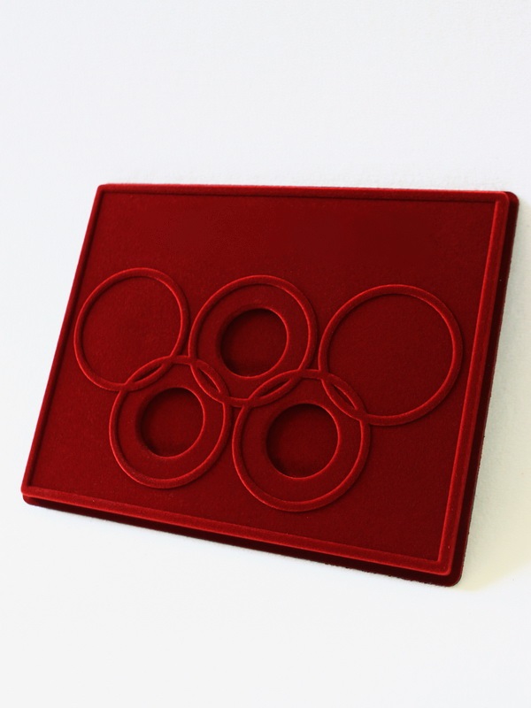  Планшет S (234х296х12 мм) для 3 Олимпийских монет Сочи-2014 (серебро) в капсулах (диаметр 46 мм). (5 колец), тёмно-бордовый