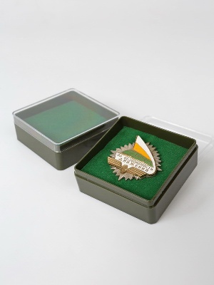 Пластиковый футляр (58х58х22 мм). Основание хаки, прозрачная крышка Пластиковый футляр (58х58х22 мм). Основание хаки, прозрачная крышка