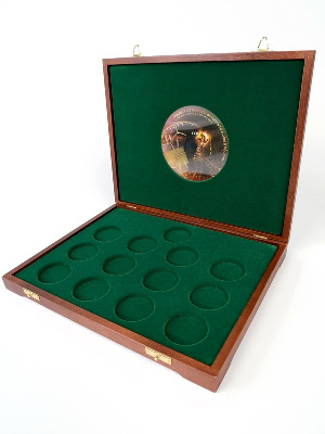 Футляр деревянный Vintage S (305х247х40 мм) для 1 золотой и 12 серебряных монет Чемпионат мира по футболу 2018 в капсулах. Кубок Футляр деревянный Vintage S (305х247х40 мм) для 1 золотой и 12 серебряных монет Чемпионат мира по футболу 2018 в капсулах. Кубок
