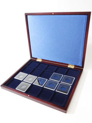 Футляр деревянный Volterra Uno (304х244х31 мм) для 20 монет в капсулах «Quadrum» (50х50х6 мм), тёмно-синий Футляр деревянный Volterra Uno (304х244х31 мм) для 20 монет в капсулах «Quadrum» (50х50х6 мм), тёмно-синий