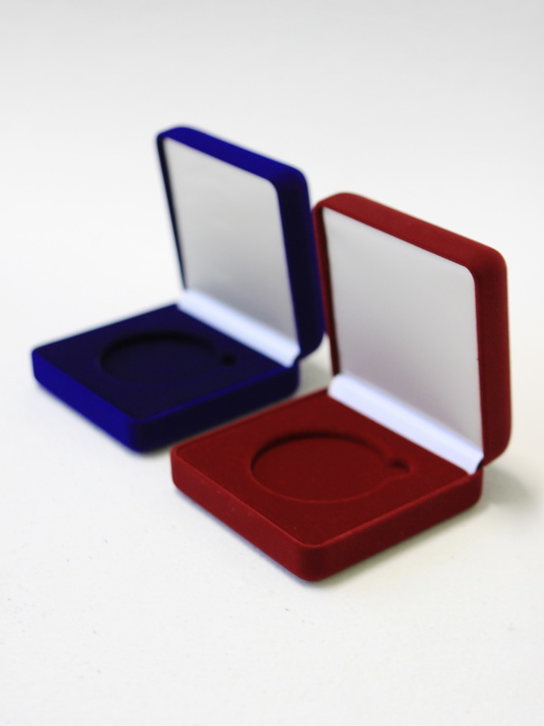 Футляр с низкой крышкой (92х92х40 мм) для монеты, медали (диаметр 55 мм, глубина 5 мм) Футляр с низкой крышкой (92х92х40 мм) для монеты, медали (диаметр 55 мм, глубина 5 мм)