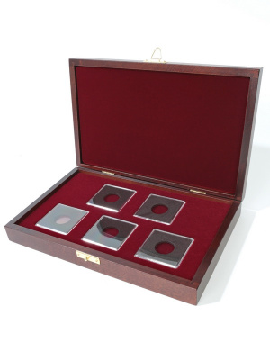 Деревянный футляр Vintage M (244х156х38 мм) для 5 монет в капсулах Quadrum (50х50х6 мм), тёмно-бордовый  Деревянный футляр Vintage M (244х156х38 мм) для 5 монет в капсулах Quadrum (50х50х6 мм), тёмно-бордовый