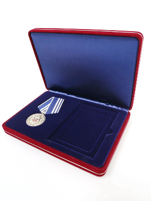 Футляр замшевый (182х128х34 мм) под медаль РФ d-32 мм и удостоверение (74х104х5 мм) Футляр замшевый (182х128х34 мм) под медаль РФ d-32 мм и удостоверение (74х104х5 мм)