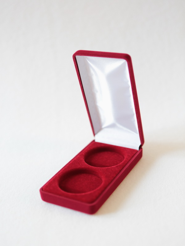 Футляр (62х116х26 мм) на 2 монеты в капсулах (диаметр 46) Футляр (62х116х26 мм) на 2 монеты в капсулах (диаметр 46)