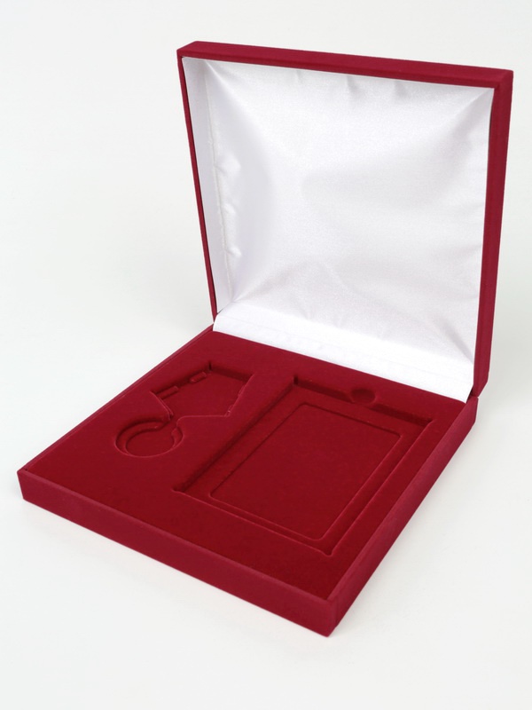 Футляр (160х160х33 мм) под медаль РФ d-32 мм и удостоверение (75х105х6 мм), тёмно-зелёный  Футляр (160х160х33 мм) под медаль РФ d-32 мм и удостоверение (75х105х6 мм), тёмно-зелёный