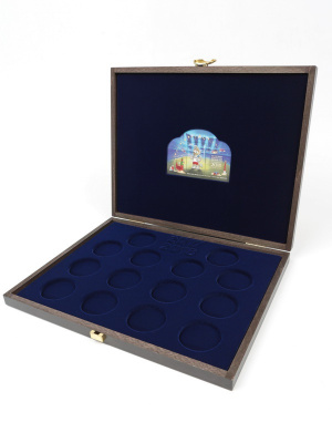 Деревянный бокс Carus (304х248х31 мм) для 14 серебряных монет Кубок Конфедераций 2017 и Чемпионат мира по футболу 2018 в капсулах. Талисман, тёмно-синий  Деревянный бокс Carus (304х248х31 мм) для 14 серебряных монет Кубок Конфедераций 2017 и Чемпионат мира по футболу 2018 в капсулах. Талисман, тёмно-синий