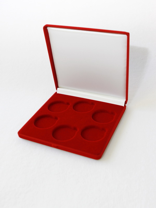 Футляр (165х165х27 мм) на 6 монет в капсулах (диаметр 44 мм) Футляр (165х165х27 мм) на 6 монет в капсулах (диаметр 44 мм)