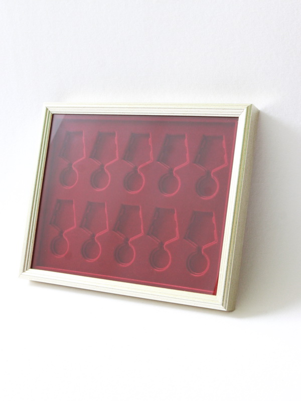 Багетная рамка S серебряного цвета под 10 медалей РФ d-32 мм с пятиугольной колодкой