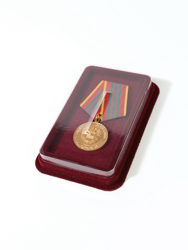  Сувенирная упаковка (86х136х22 мм) с поролоновой вставкой под универсальную медаль (59х111х16 мм), тёмно-синий