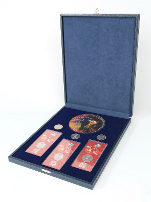 Футляр кожзам Sapfir S (237х298х33 мм) для 3 монет 25 рублей и 3 монет 25 рублей в блистере «Футбол 2018». Кубок. Вертикальный Футляр кожзам Sapfir S (237х298х33 мм) для 3 монет 25 рублей и 3 монет 25 рублей в блистере «Футбол 2018». Кубок. Вертикальный