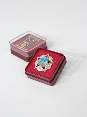 Пластиковый футляр (38х38х17 мм). Бордовое основание, прозрачная крышка Пластиковый футляр (38х38х17 мм). Бордовое основание, прозрачная крышка