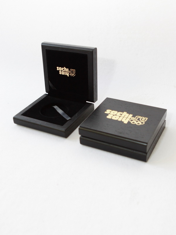 Деревянный футляр (90х95х31 мм) для монеты в капсуле. Золото