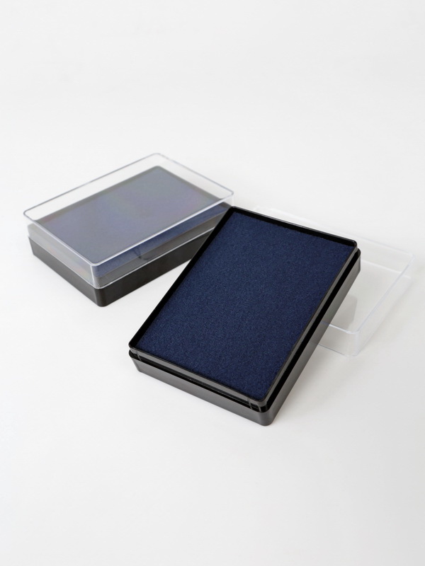  Пластиковый футляр (58х78х22 мм). Чёрное основание, прозрачная крышка, синяя вставка