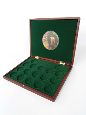 Футляр деревянный Volterra Uno (304х244х31 мм) для 3 золотых и 14 серебряных монет «Футбол 2018» в капсулах. Кубок, зелёный  Футляр деревянный Volterra Uno (304х244х31 мм) для 3 золотых и 14 серебряных монет «Футбол 2018» в капсулах. Кубок, зелёный