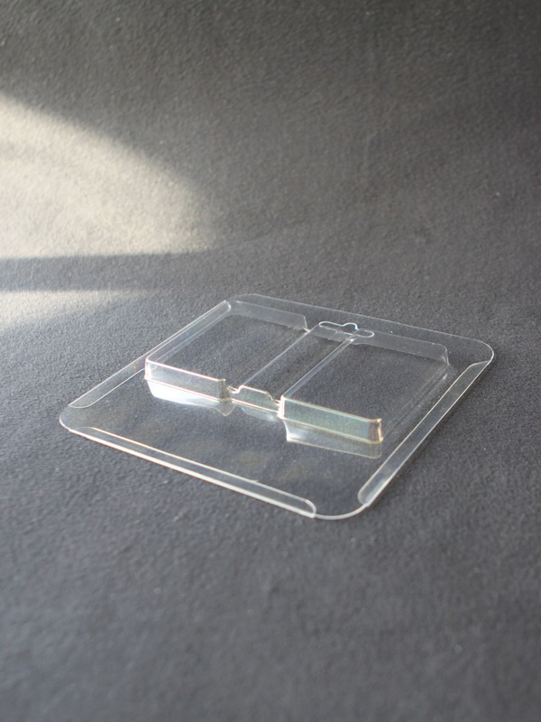 Блистер с загибом краев для 2 пачек сигарет и зажигалки (вид 2)