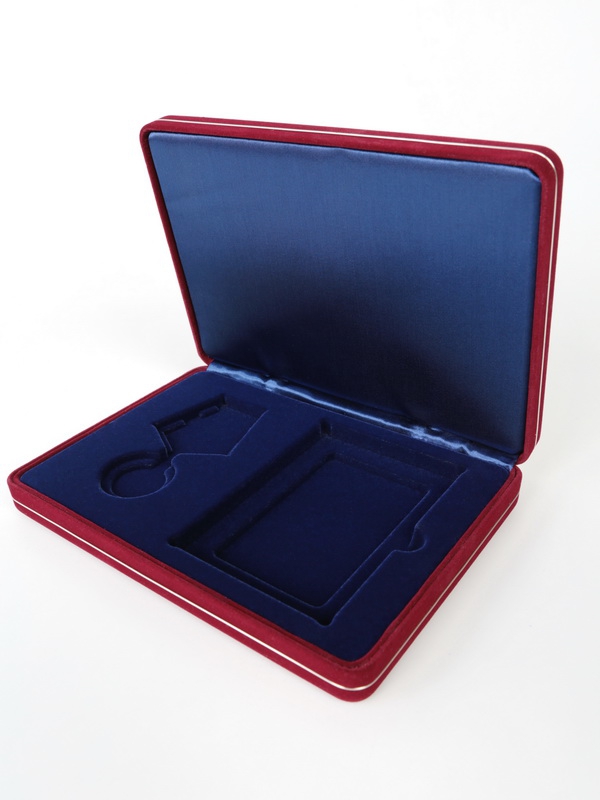  Футляр замшевый (182х128х34 мм) под медаль РФ d-32 мм и удостоверение (70х100х8 мм), тёмно-синий