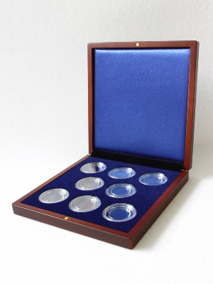 Деревянный футляр (190х196х32 мм) для 8 монет в капсулах (диаметр 44 мм). Синий Деревянный футляр (190х196х32 мм) для 8 монет в капсулах (диаметр 44 мм). Синий