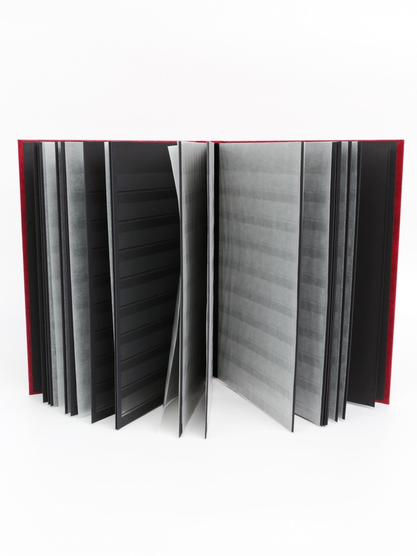 Альбом для марок (кляссер CLASSIC). 16 листов (32 страницы) из чёрного картона с промежуточными листами из пергамина. Красный. Prinz, 2015