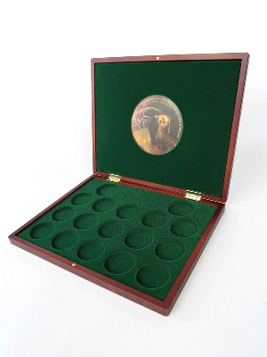 Футляр деревянный Volterra Uno (304х244х31 мм) для 3 золотых и 14 серебряных монет «Футбол 2018» в капсулах. Кубок Футляр деревянный Volterra Uno (304х244х31 мм) для 3 золотых и 14 серебряных монет «Футбол 2018» в капсулах. Кубок