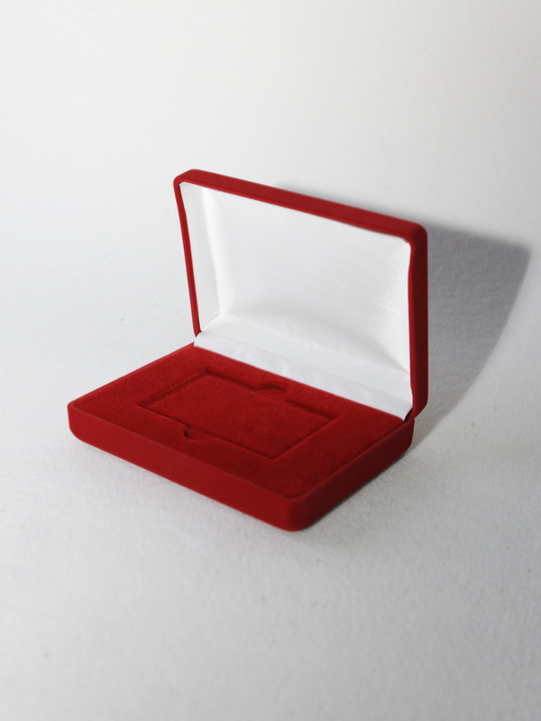 Футляр (142х102х42 мм) под пластиковую карту, светло-бордовый Футляр (142х102х42 мм) под пластиковую карту, светло-бордовый