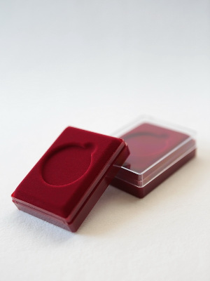 Футляр пластиковый (58х78х22 мм) для одной монеты, медали (диаметр 40 мм, глубина 3 мм). Бордовое основание Футляр пластиковый (58х78х22 мм) для одной монеты, медали (диаметр 40 мм, глубина 3 мм). Бордовое основание