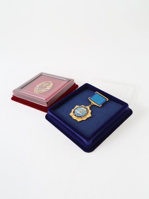 Сувенирная упаковка (106х106х20 мм) с поролоновой вставкой под универсальную медаль