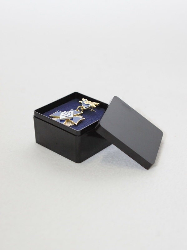  Пластиковый футляр (58х58х34 мм). Чёрное основание, чёрная крышка, голубая вставка