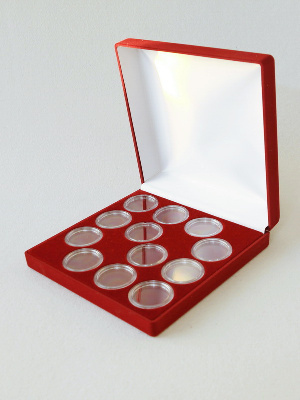 Футляр (195х196х50 мм) на 12 монет в капсулах (диаметр 46 мм) Футляр (195х196х50 мм) на 12 монет в капсулах (диаметр 46 мм)